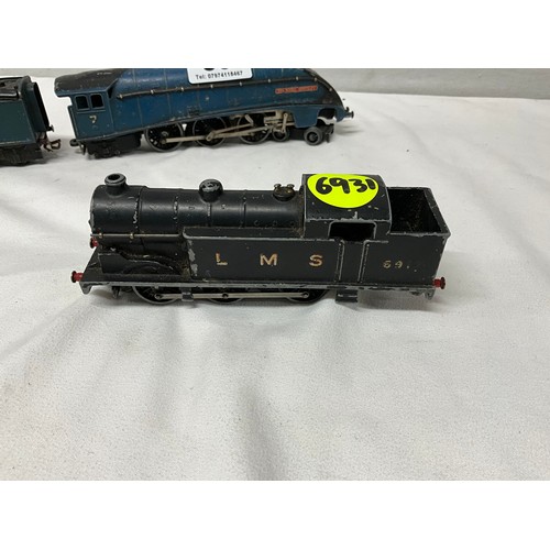 85 - 2 VINTAGE MODEL TRAINS AND CARRIAGE