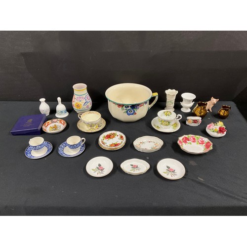 201 - BOX OF COLLECTABLE CHINA TO INCLUDE POOLE ANYSLEY ROYAL WORCESTER ETC