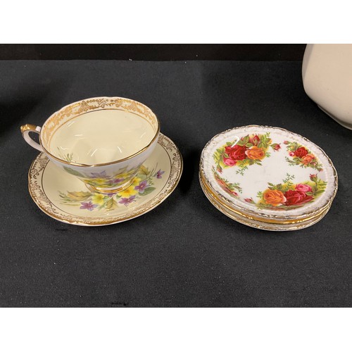 201 - BOX OF COLLECTABLE CHINA TO INCLUDE POOLE ANYSLEY ROYAL WORCESTER ETC