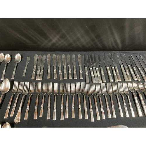 214 - BOX OF GOOD QAULITY CUTLERY