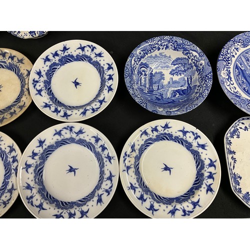 220 - BOX OF BLUE AND WHITE CHINA TO INCLUDE SPODE ETC