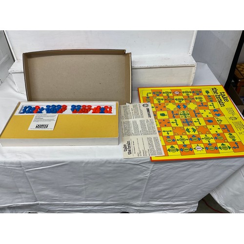 69 - BOX TO INCLUDE VINTAGE MOUSE TRAP GAME, WADDINGTON BOOBY TRAP GAME, DOMINOES, MONOPOLY ETC