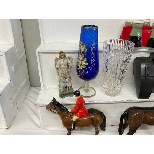 73 - BOX OF CHINA TO INCLUDE EASGATE CHINA VASES DECORATED WITH SQUIRRELS, BLUE GLASS HAND PAINTED VASE, ... 