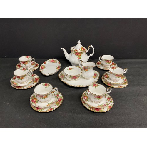 79 - BOX TO INCLUDE ROYAL ALBERT OLD COUNTRY ROSE CHINA TO INCLUDE TEAPOT, MILK & SUGAR, CUPS SAUCERS SID... 