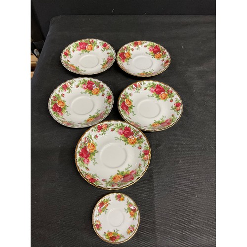 79 - BOX TO INCLUDE ROYAL ALBERT OLD COUNTRY ROSE CHINA TO INCLUDE TEAPOT, MILK & SUGAR, CUPS SAUCERS SID... 