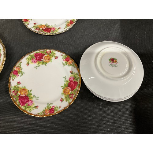 79 - BOX TO INCLUDE ROYAL ALBERT OLD COUNTRY ROSE CHINA TO INCLUDE TEAPOT, MILK & SUGAR, CUPS SAUCERS SID... 