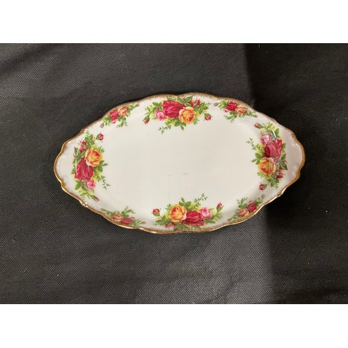 79 - BOX TO INCLUDE ROYAL ALBERT OLD COUNTRY ROSE CHINA TO INCLUDE TEAPOT, MILK & SUGAR, CUPS SAUCERS SID... 