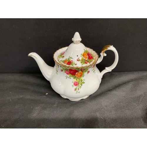79 - BOX TO INCLUDE ROYAL ALBERT OLD COUNTRY ROSE CHINA TO INCLUDE TEAPOT, MILK & SUGAR, CUPS SAUCERS SID... 