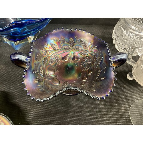 87 - BOX OF GLASSWARE  TO INCLUDE ART GLASS VASE, BLUE CARNIVAL GLASSWARE ETC