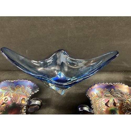 87 - BOX OF GLASSWARE  TO INCLUDE ART GLASS VASE, BLUE CARNIVAL GLASSWARE ETC
