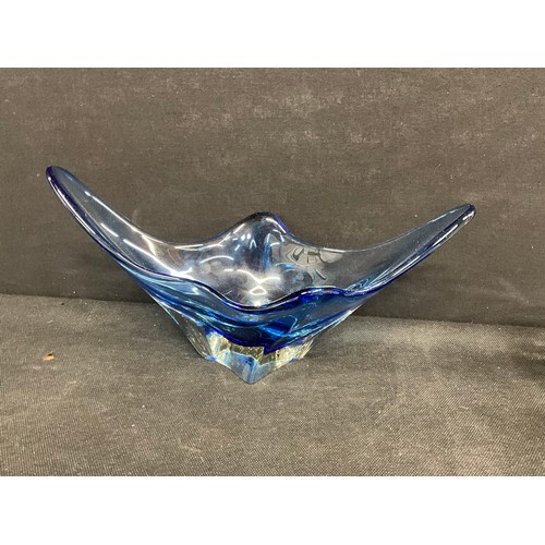 87 - BOX OF GLASSWARE  TO INCLUDE ART GLASS VASE, BLUE CARNIVAL GLASSWARE ETC