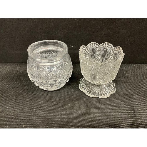 87 - BOX OF GLASSWARE  TO INCLUDE ART GLASS VASE, BLUE CARNIVAL GLASSWARE ETC