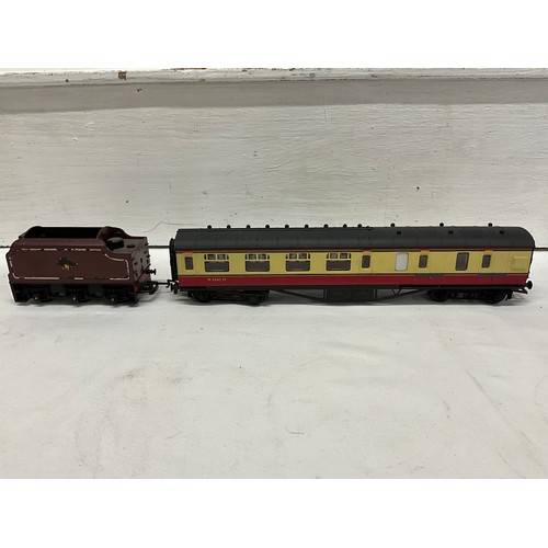 109 - A QTY OF MODEL RAILWAY ENGINES AND CARRIDGES
