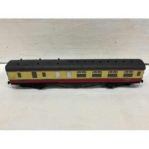 109 - A QTY OF MODEL RAILWAY ENGINES AND CARRIDGES