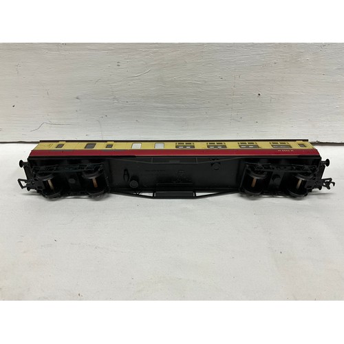 109 - A QTY OF MODEL RAILWAY ENGINES AND CARRIDGES