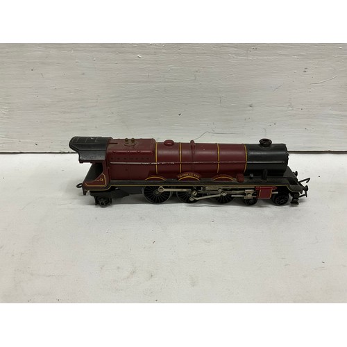 109 - A QTY OF MODEL RAILWAY ENGINES AND CARRIDGES