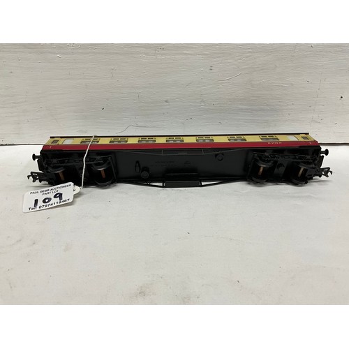 109 - A QTY OF MODEL RAILWAY ENGINES AND CARRIDGES