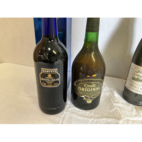 52 - BOX OF ALC0HOL TO INCLUDE COINTREAU, CROFT ORIGINAL, DRY SACK SHERRY