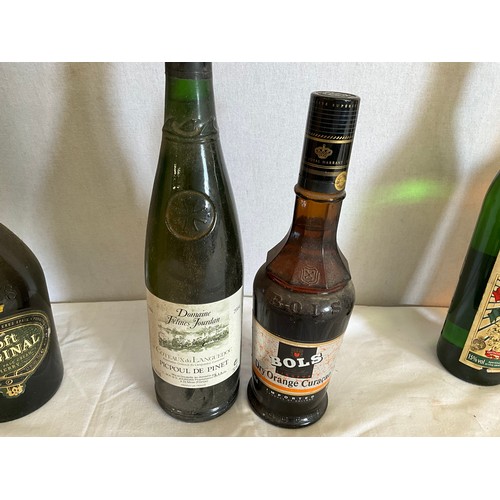 52 - BOX OF ALC0HOL TO INCLUDE COINTREAU, CROFT ORIGINAL, DRY SACK SHERRY