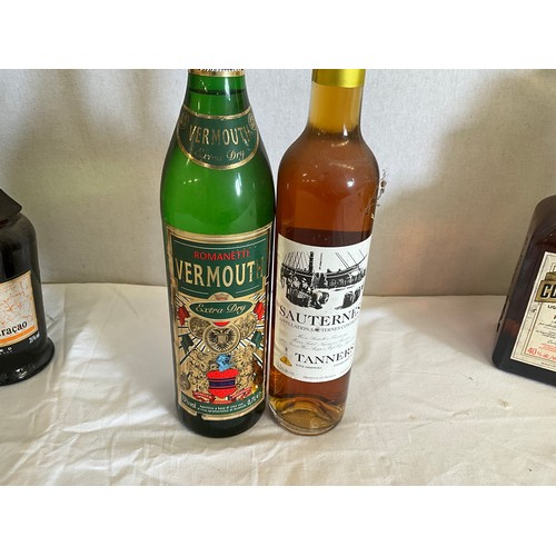 52 - BOX OF ALC0HOL TO INCLUDE COINTREAU, CROFT ORIGINAL, DRY SACK SHERRY