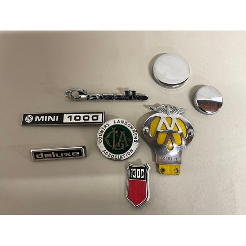 78 - BOX OF VINTAGE CAR BADGES TO INCLUDE AA COUNTRY LAND DOWNERS ETC
