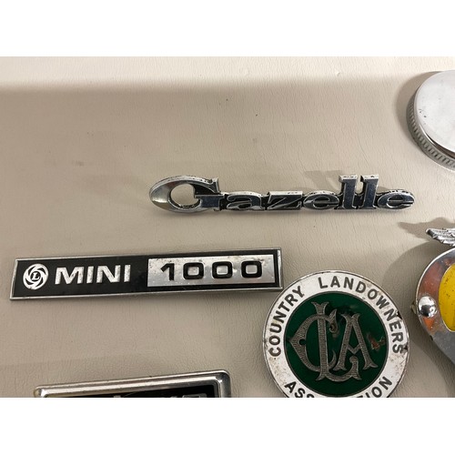 78 - BOX OF VINTAGE CAR BADGES TO INCLUDE AA COUNTRY LAND DOWNERS ETC