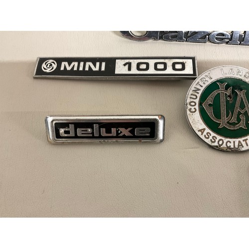 78 - BOX OF VINTAGE CAR BADGES TO INCLUDE AA COUNTRY LAND DOWNERS ETC