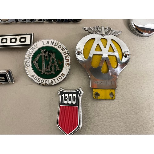 78 - BOX OF VINTAGE CAR BADGES TO INCLUDE AA COUNTRY LAND DOWNERS ETC