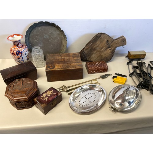 67 - BOX OF COLLECTABLES - IMARI VASE COPPER AND BRASS ETC