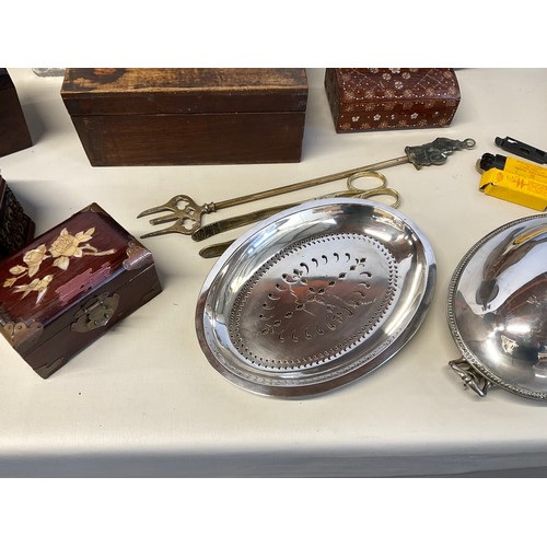 67 - BOX OF COLLECTABLES - IMARI VASE COPPER AND BRASS ETC