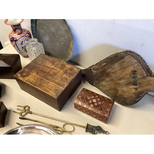 67 - BOX OF COLLECTABLES - IMARI VASE COPPER AND BRASS ETC