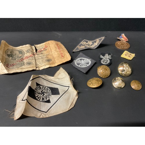 70 - COLLECTION OF MILITARY ITEMS - GERMAN INSIGNIA BRASS BUTTONS AND 1000 DEUTCH MARK BANK NOTE