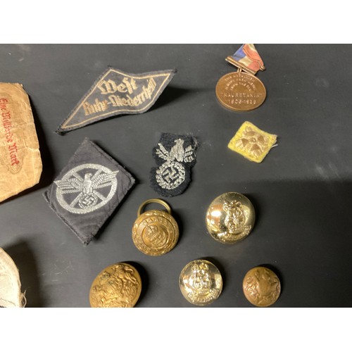 70 - COLLECTION OF MILITARY ITEMS - GERMAN INSIGNIA BRASS BUTTONS AND 1000 DEUTCH MARK BANK NOTE