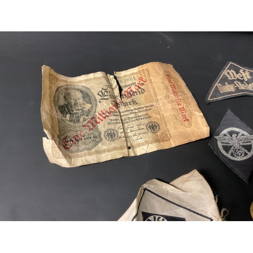 70 - COLLECTION OF MILITARY ITEMS - GERMAN INSIGNIA BRASS BUTTONS AND 1000 DEUTCH MARK BANK NOTE