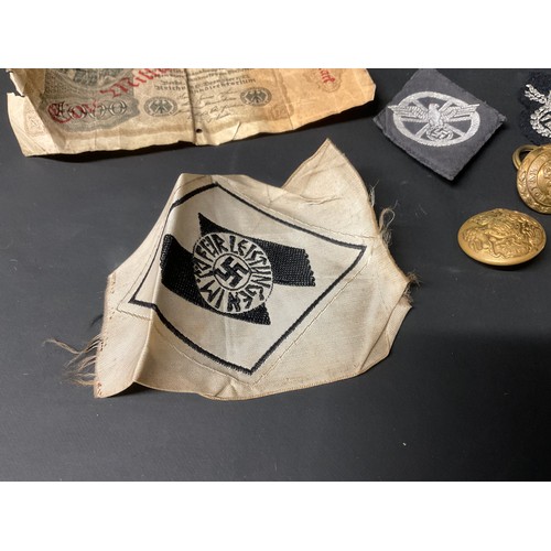 70 - COLLECTION OF MILITARY ITEMS - GERMAN INSIGNIA BRASS BUTTONS AND 1000 DEUTCH MARK BANK NOTE