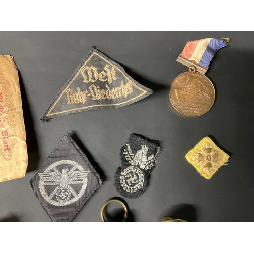 70 - COLLECTION OF MILITARY ITEMS - GERMAN INSIGNIA BRASS BUTTONS AND 1000 DEUTCH MARK BANK NOTE