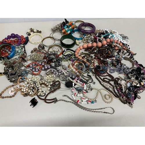 95 - LARGE QTY OF VINTAGE COSTUME JEWELLERY TO INCLUDE BRACELETS NECKLACES BANGLES ETC
