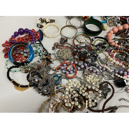 95 - LARGE QTY OF VINTAGE COSTUME JEWELLERY TO INCLUDE BRACELETS NECKLACES BANGLES ETC