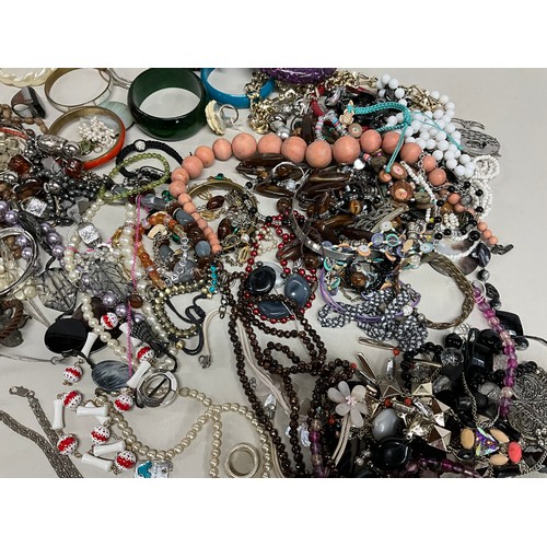 95 - LARGE QTY OF VINTAGE COSTUME JEWELLERY TO INCLUDE BRACELETS NECKLACES BANGLES ETC