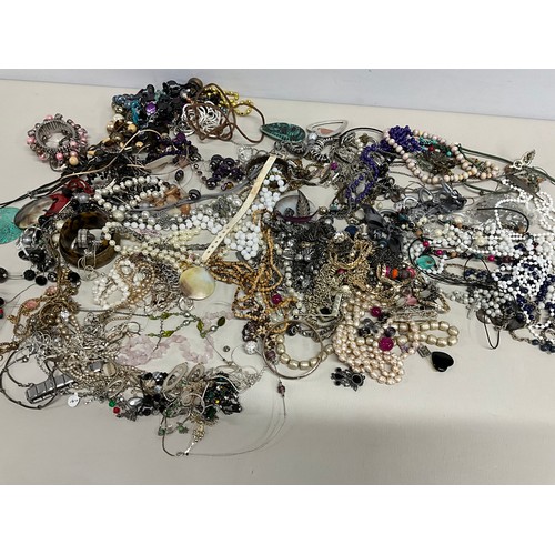 98 - LARGE QTY OF VINTAGE COSTUME JEWELLERY TO INCLUDE BRACELETS, NECKLACES, BANGLES ETC
