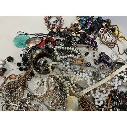 98 - LARGE QTY OF VINTAGE COSTUME JEWELLERY TO INCLUDE BRACELETS, NECKLACES, BANGLES ETC