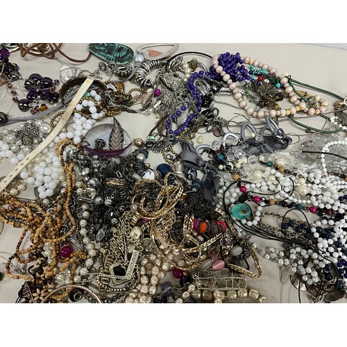98 - LARGE QTY OF VINTAGE COSTUME JEWELLERY TO INCLUDE BRACELETS, NECKLACES, BANGLES ETC