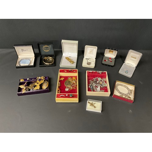 102 - LARGE QTY OF COSTUME JEWELLERY TO INCLUDE HALLMARK SILVER NECKLACE AND ROLLED GOLD BANGLE ETC