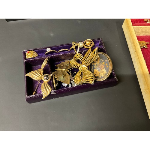 102 - LARGE QTY OF COSTUME JEWELLERY TO INCLUDE HALLMARK SILVER NECKLACE AND ROLLED GOLD BANGLE ETC