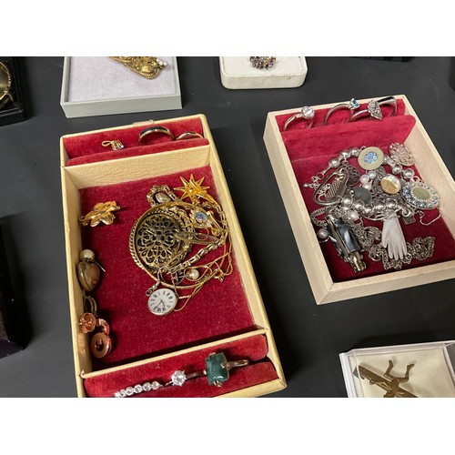 102 - LARGE QTY OF COSTUME JEWELLERY TO INCLUDE HALLMARK SILVER NECKLACE AND ROLLED GOLD BANGLE ETC