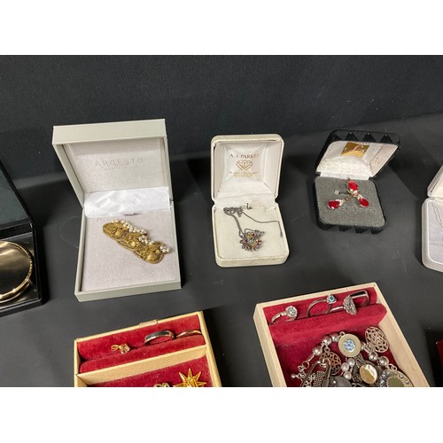 102 - LARGE QTY OF COSTUME JEWELLERY TO INCLUDE HALLMARK SILVER NECKLACE AND ROLLED GOLD BANGLE ETC