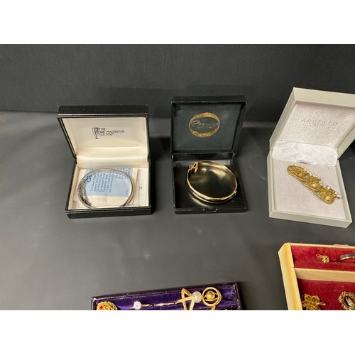 102 - LARGE QTY OF COSTUME JEWELLERY TO INCLUDE HALLMARK SILVER NECKLACE AND ROLLED GOLD BANGLE ETC