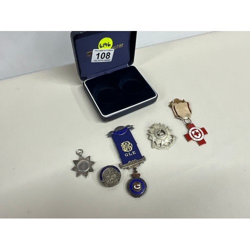 108 - COLLECTION OF MEDALS TO INCLUDE HALLMARK SILVER ROYAL ORDER OF BUFFALOS MEDAL, ENAMEL RED CROSS MEDA... 