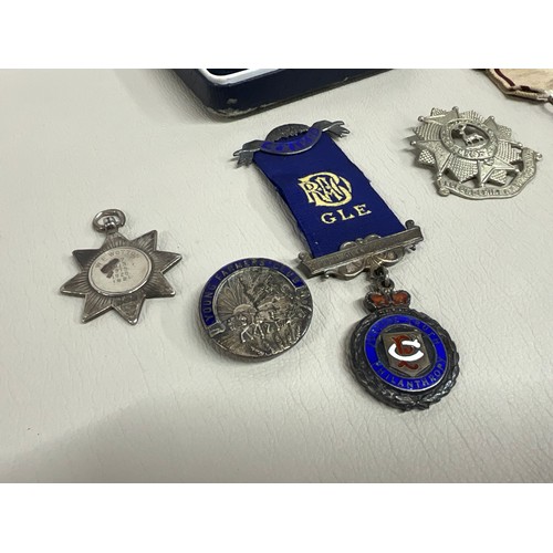 108 - COLLECTION OF MEDALS TO INCLUDE HALLMARK SILVER ROYAL ORDER OF BUFFALOS MEDAL, ENAMEL RED CROSS MEDA... 