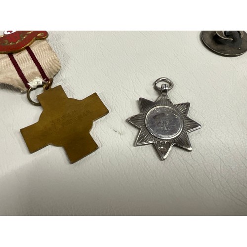 108 - COLLECTION OF MEDALS TO INCLUDE HALLMARK SILVER ROYAL ORDER OF BUFFALOS MEDAL, ENAMEL RED CROSS MEDA... 